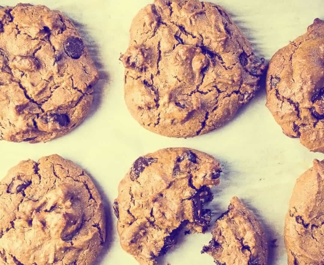 You are currently viewing Flourless Peanut Butter & Chocolate Chip Cookies